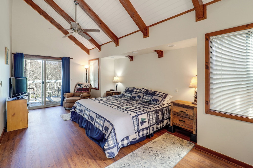 1/4 Mi to Skiing & Golf! Sugar Mountain Getaway