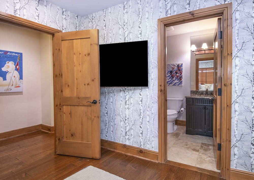 Lupine Residence 5 Bedroom Home by RedAwning view 4