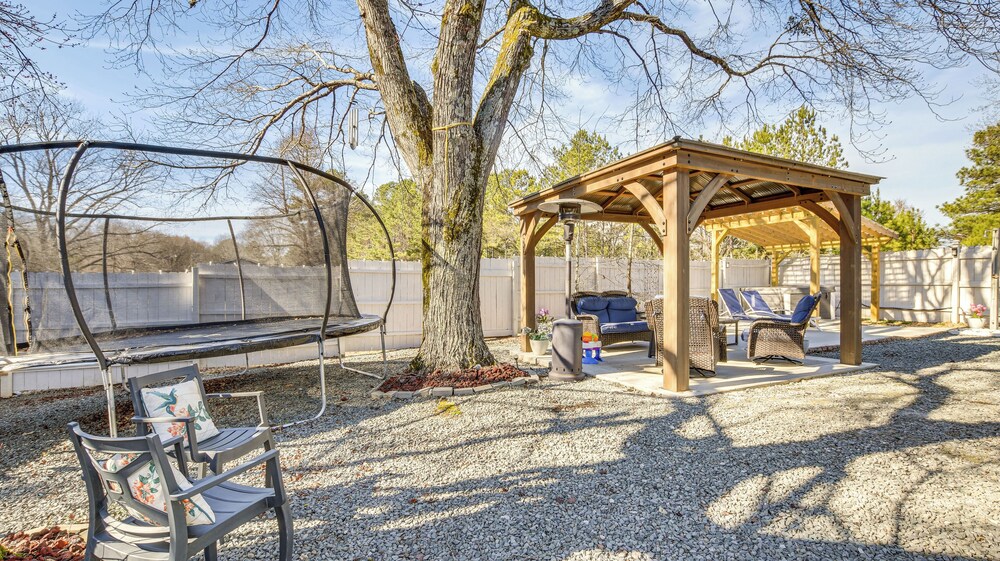9 Mi to Downtown: Sanford Home w/ Hot Tub