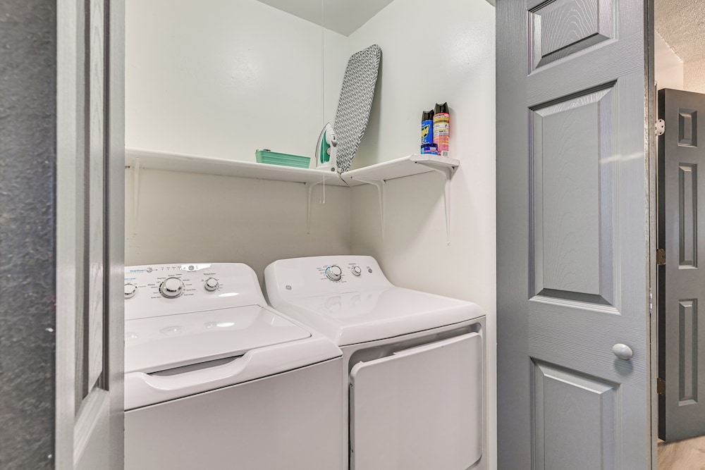 Townhome 1 Mi to Colt Park & Industrial District!