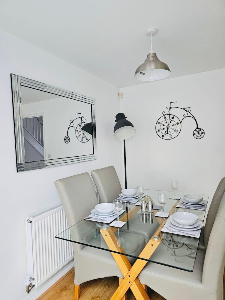 Stylish 3 Bed Home Parking City centre