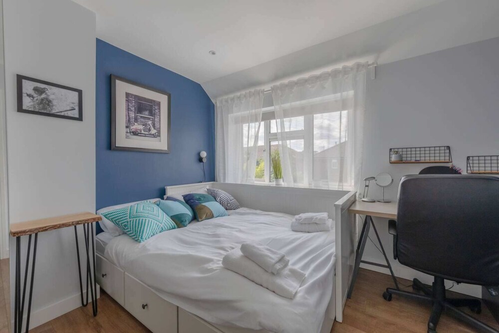 Modern & Spacious 3BD House - Canning Town