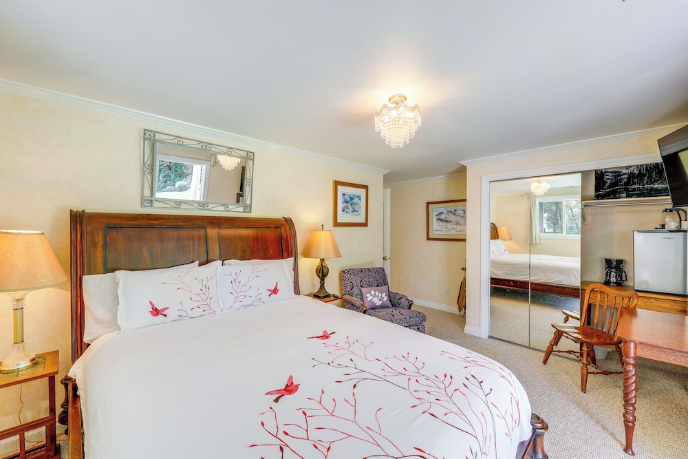 Walk to Happy's Inn & Lake Access: Libby Apartment