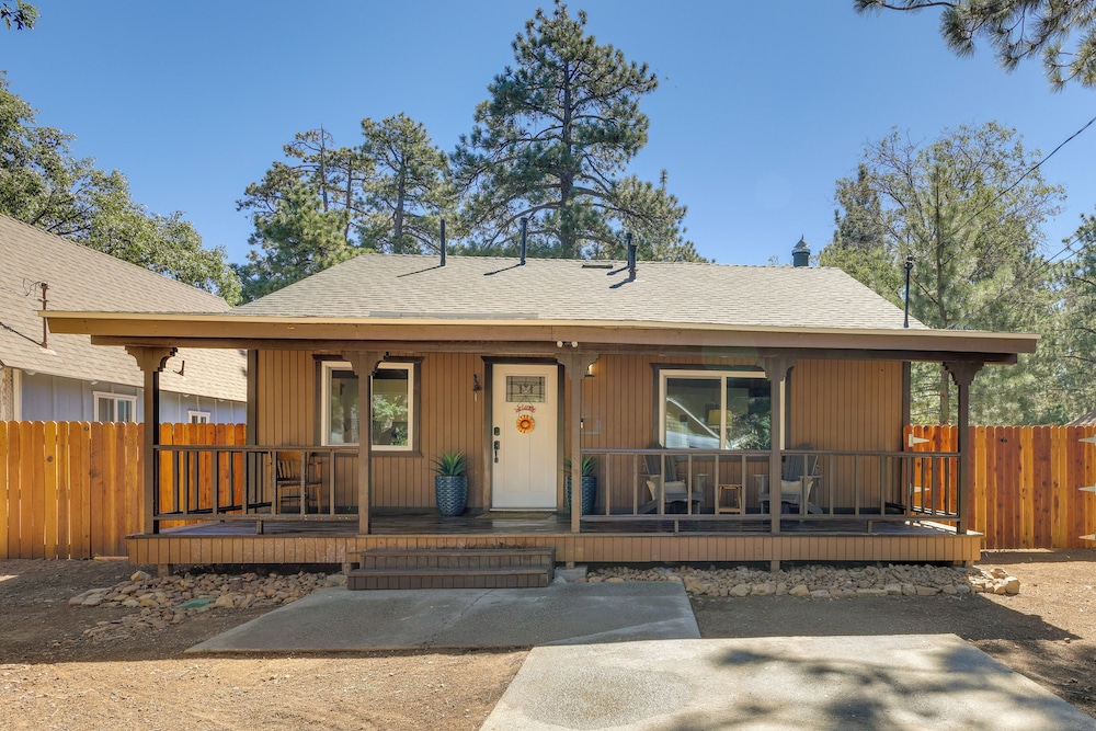 Near Slopes & Shores: Pet-friendly Sugarloaf Gem