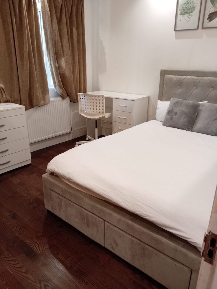 Luton Excellent 1 bed Apartment With Living Room