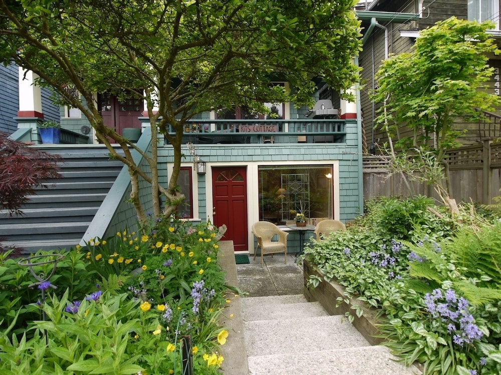 A Suite at Kitsilano Cottage