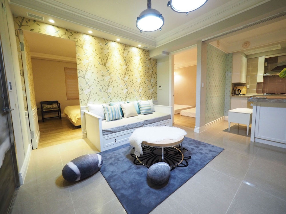 Sleeps 20 7-bedroom Villa w/ Pool, Putting Green & Hot Tub Bravo Villa #11 by Avantstay