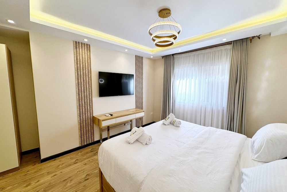 Calm & Classy 2BR - 5 min to Airport