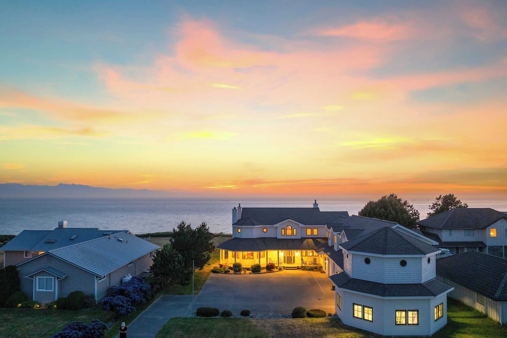 Seacliff Haven Waterfront Luxury, Stunning Views, Hot Tub & Game Room