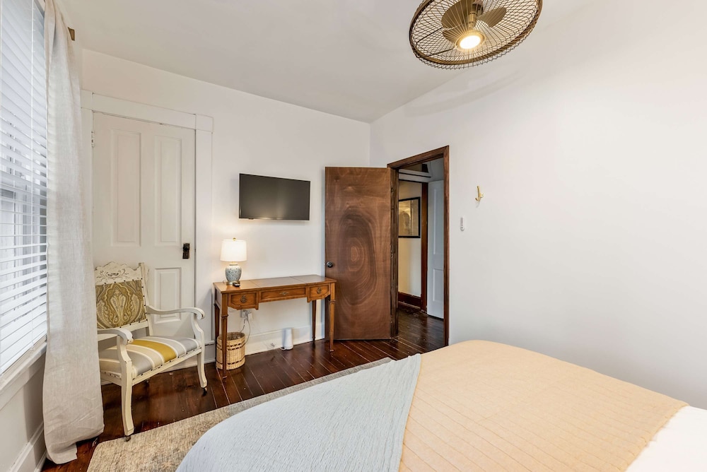German Charm Suites Sleeps 8!