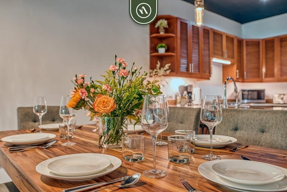 Modern 2BR Condo in Old Town - Private Terrace