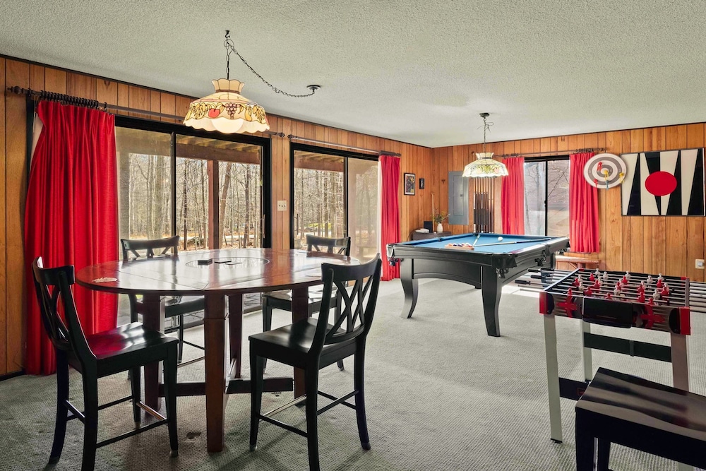 Mountain Magic by Avantstay Firepit Game Room - Pool Table Foosball