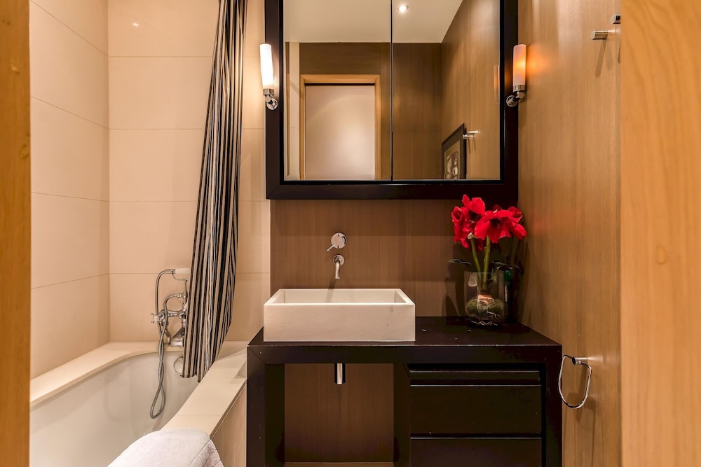 Newly Refurbished 2-bed Apartment in Knightsbridge