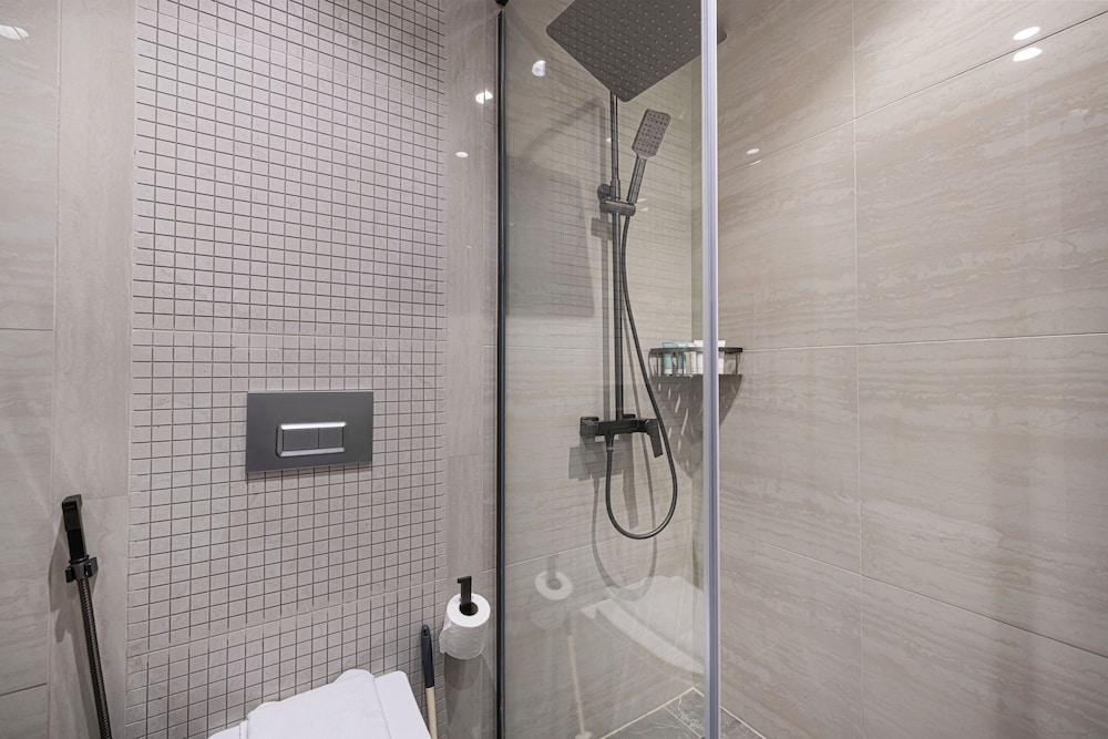 Nobles Suites by Hostiva - City View