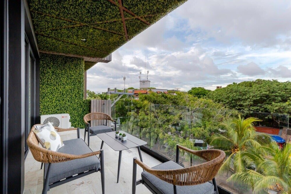 Ocean view Rooftop Studios with Pool
