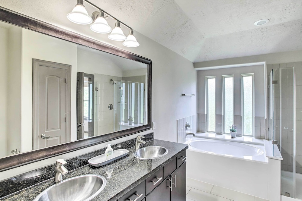Family-friendly Spring Townhouse w/ Backyard!