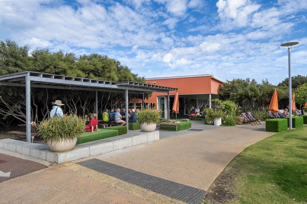 Modern 1-bed Apartment With Views in Fremantle