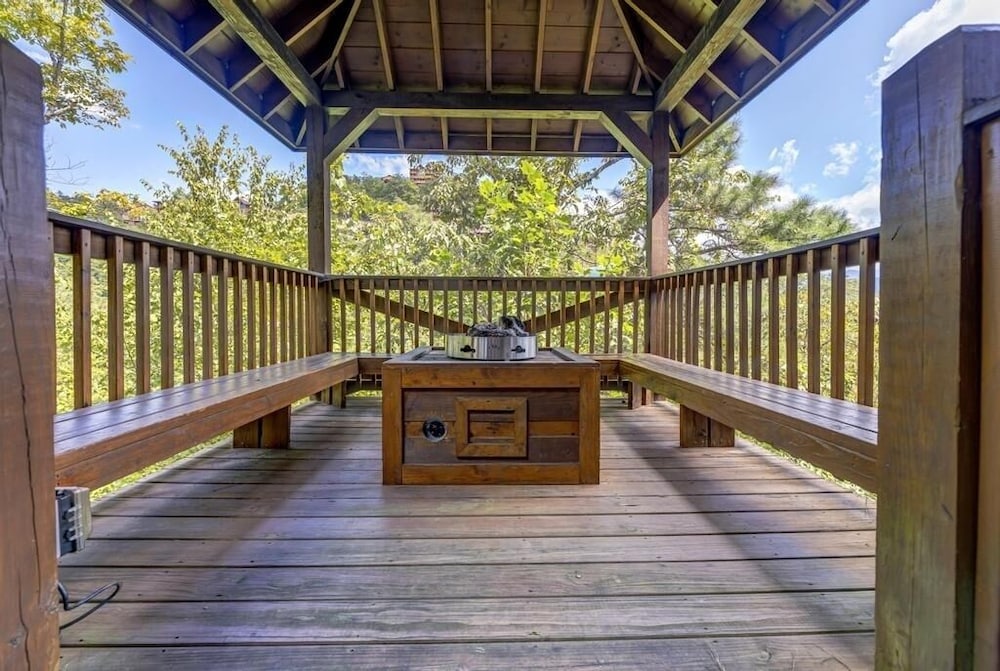 Soaring Spirit - 5 Bedrooms, 5 Baths, Sleeps 18 Home by RedAwning