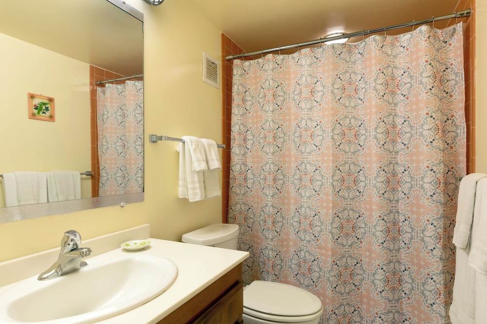 White Sands Village 214 Modern Condo for 4 w/ Enviable Ocean Views!