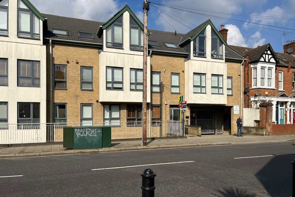 The Queen's Park Getaway - Adorable 2bdr Flat With Terrace