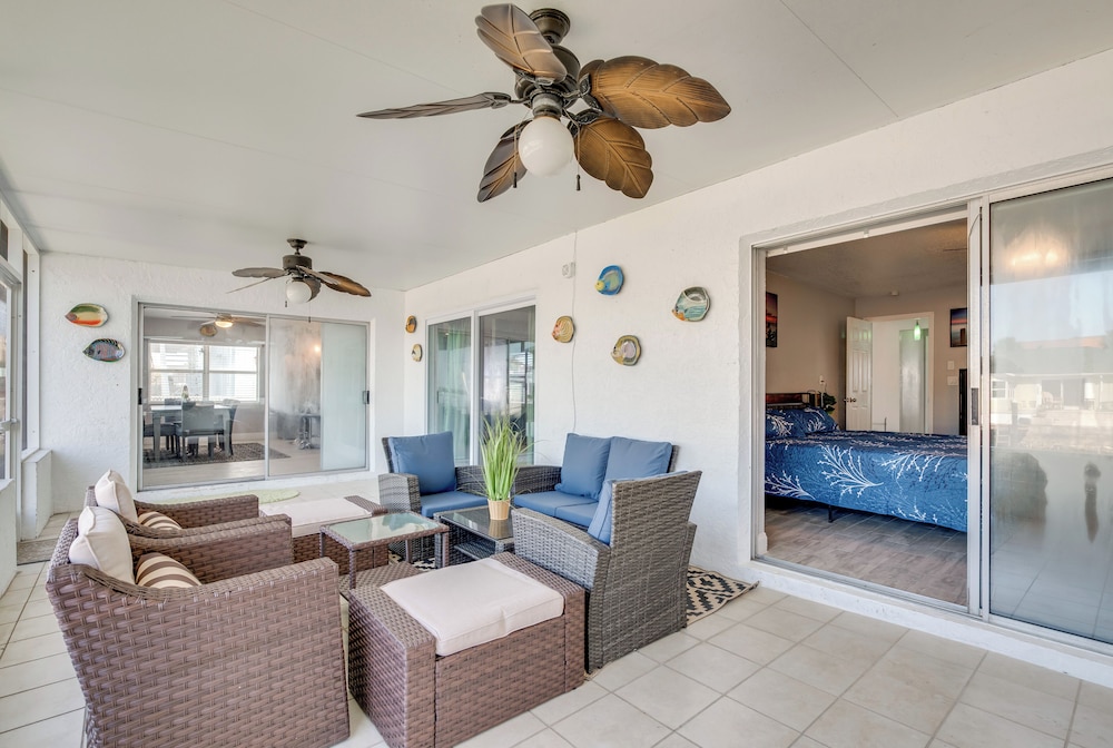 Canal & Gulf Views: Spacious Hudson Home