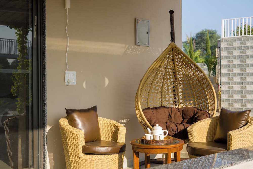 ELIVAAS 5 BHK With Pvt Pool - Zenora