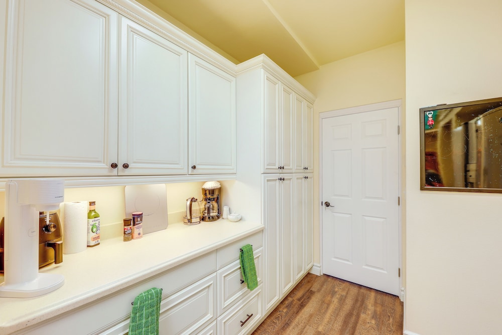Walk to Happy's Inn & Lake Access: Libby Apartment