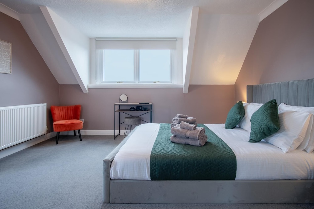 The Lanterns - 9 Bedroom - Sleeps 17 - Saundersfoot Village Centre