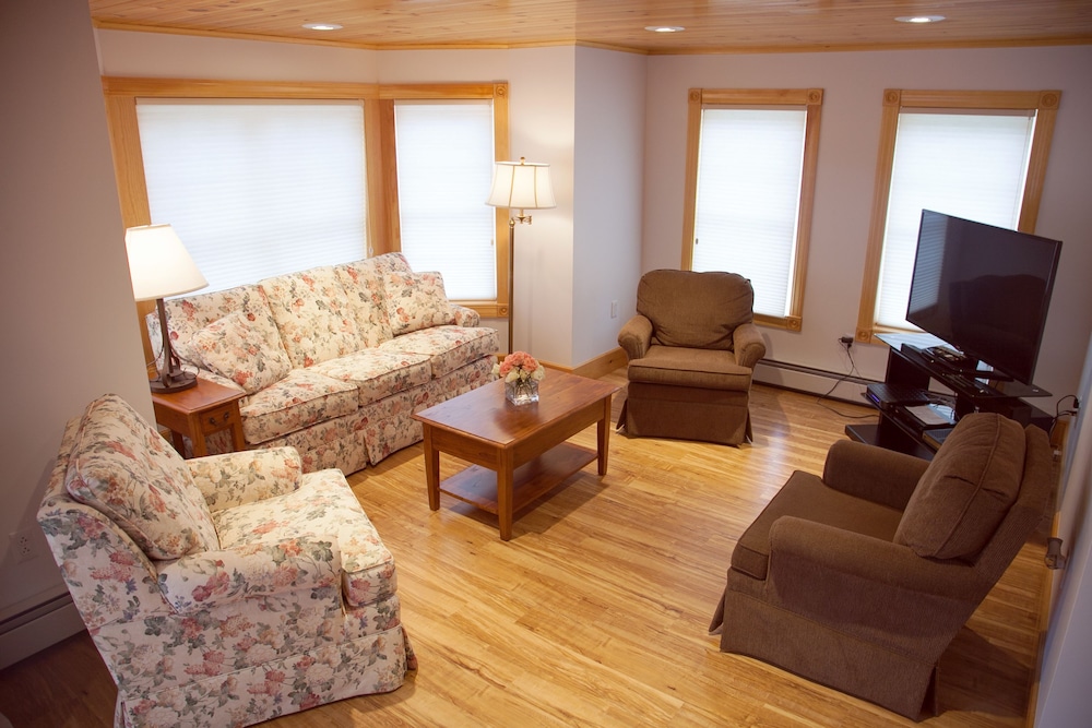 Blue Hill Lodge