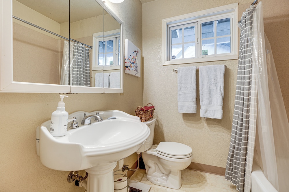 Walkable Miracle Mile Retreat w/ Peaceful Patio