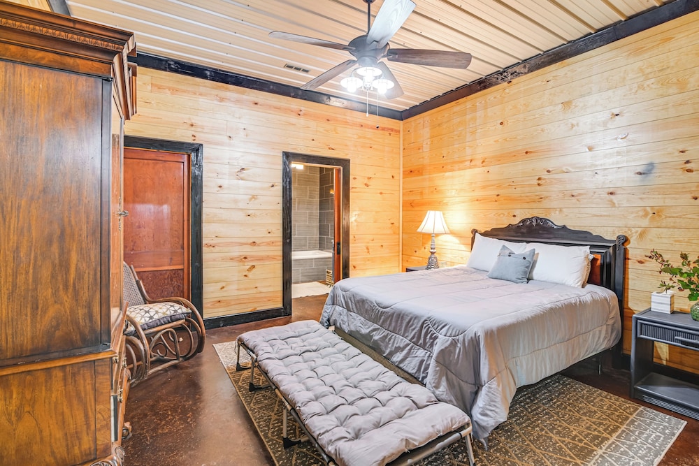 Upscale Getaway on Smith Lake w/ Boat Dock