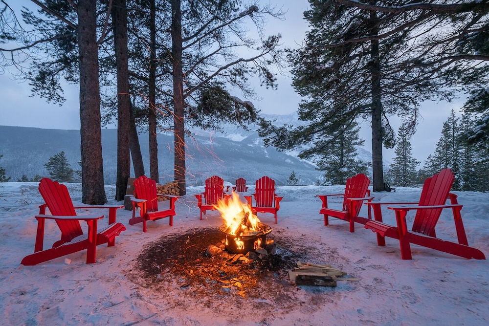 Storm Mountain Lodge Cabins & Dining