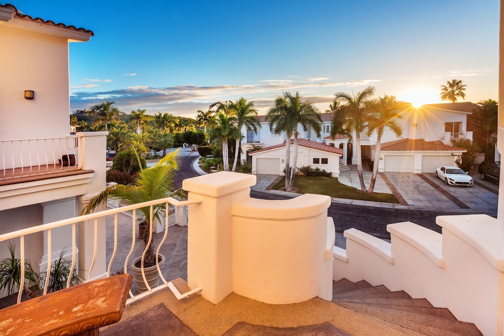 Villa De Oro 106 3 BR by Casago