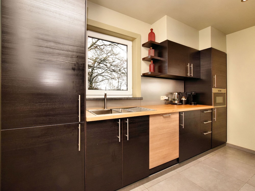 Beautiful, Luxury Home with Sauna, Hot Tub, Private Bathrooms view 4