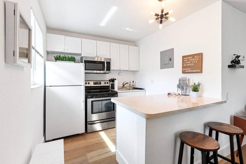Musicians Lounge - 2 BR With Parking Asssigned