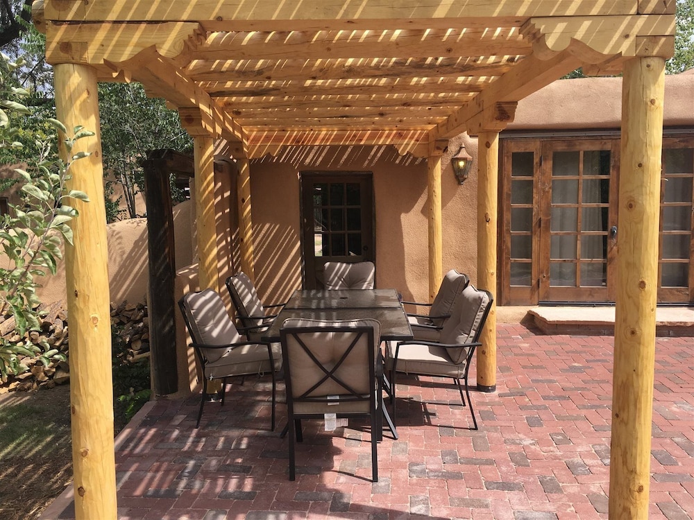 Hacienda Rose - Historic East Side Adobe Estate, Lovingly Restored, Two Blocks to Canyon Rd
