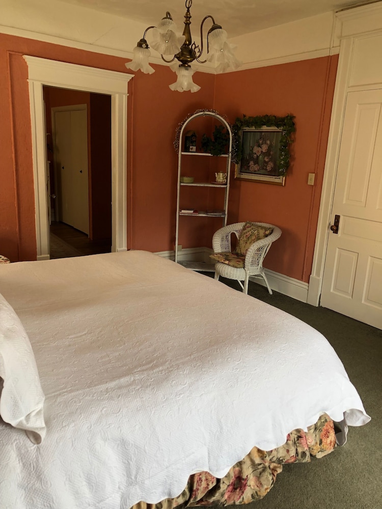 Hickory House Inn