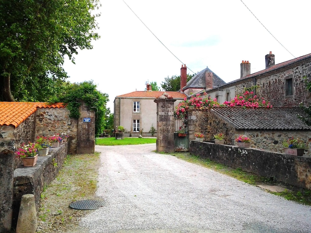Le Manoir Aux Douves