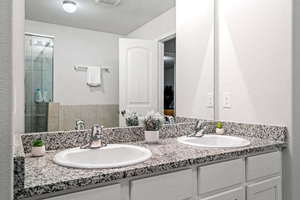 Sleeps 12 Private BRs Wifi Kitchen
