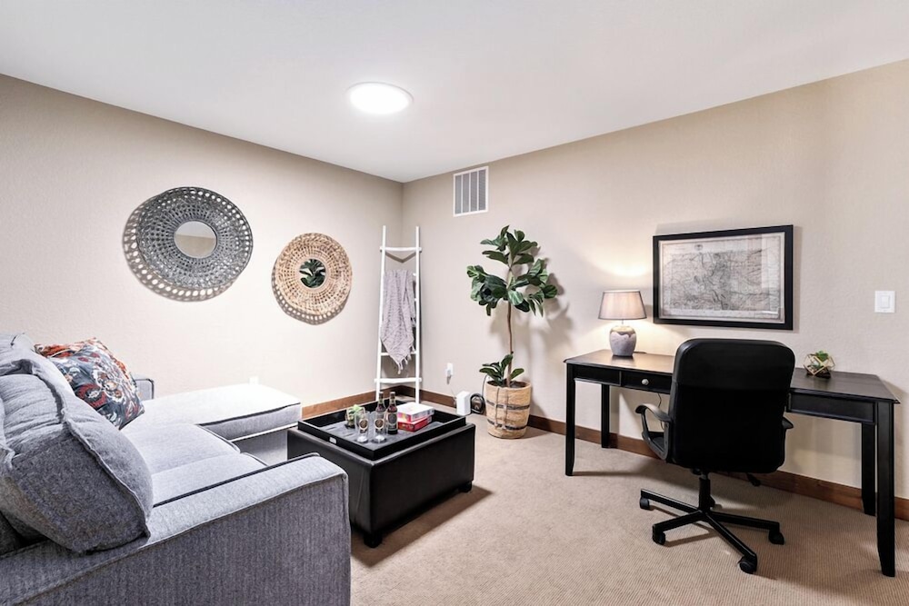 Old Town North Getaway King Beds & Game Room!