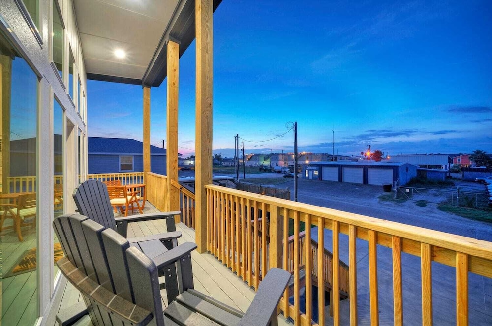 Sleeps 16 2 Homes, Priv Pool, Ping-pong 1block to Alister St. Shops & Dining
