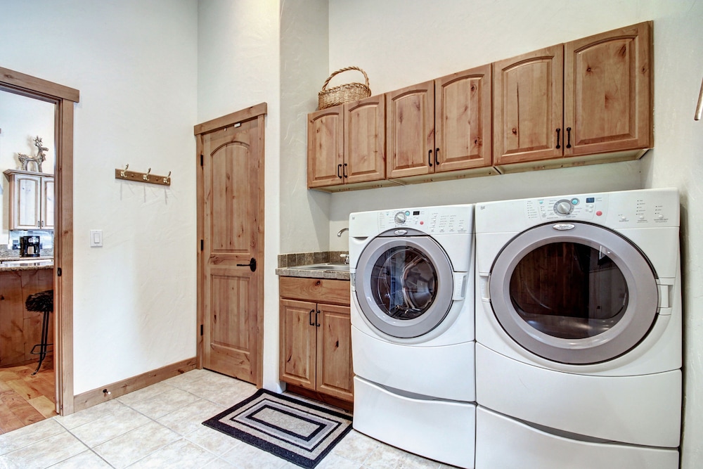 Pine Needle Lodge 5 Bedroom Home by RedAwning