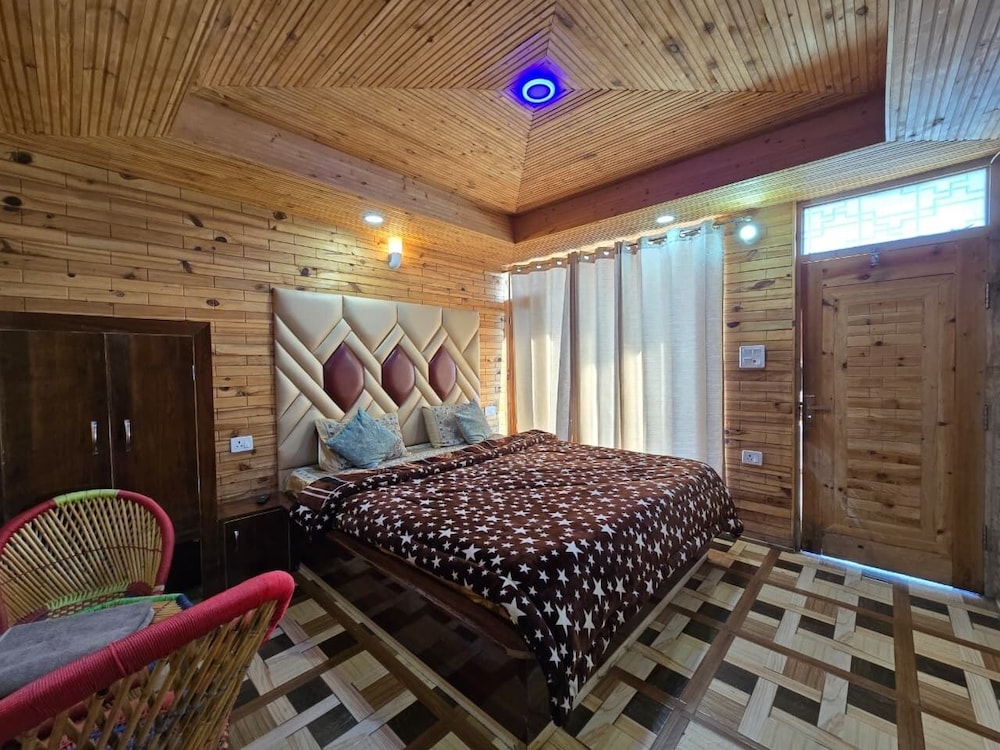 Aakarsh Homestay - Pahadi Food Hub