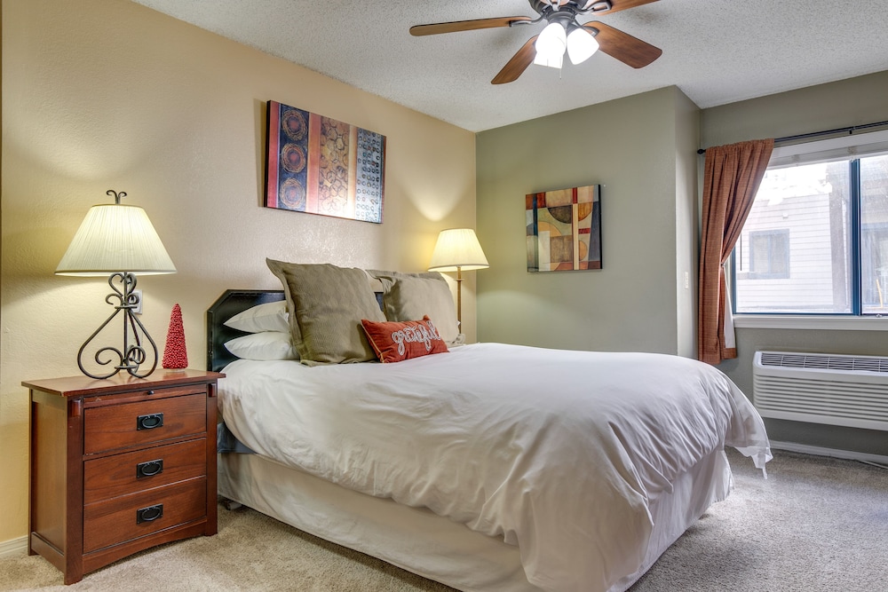 Half-mi to Light Rail: Greenwood Village Studio