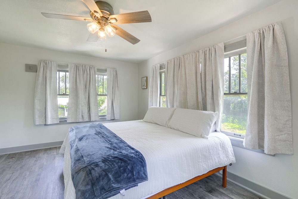 4 Mi to Dtwn: Charming Retreat in Wichita!