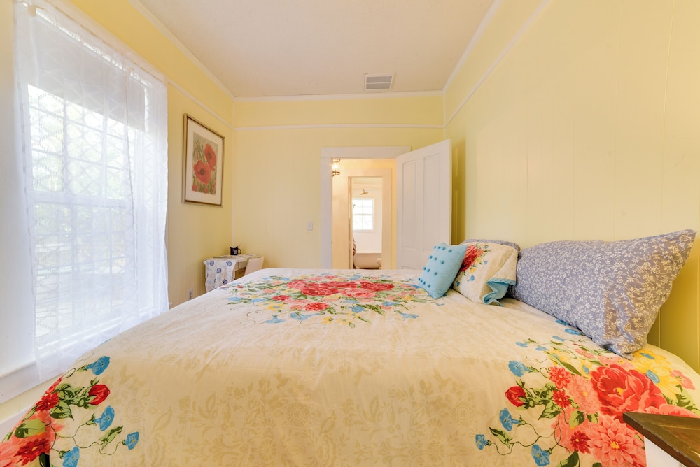 Thomasville Vacations - Cozy Thomasville Cottage - Walk to Downtown! - Property Image 2