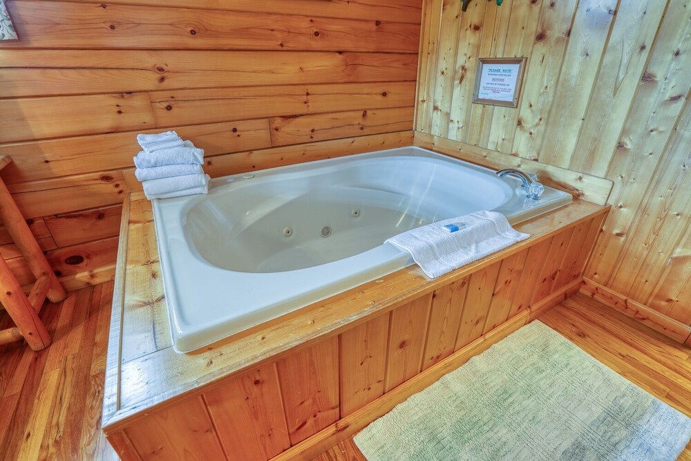 An Amazing View - 4 Bedrooms, 3.5 Baths, Sleeps 10 Cabin by RedAwning