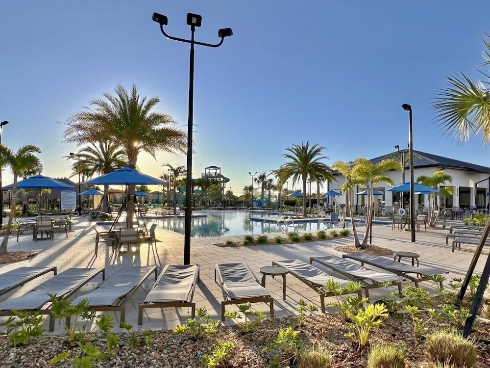 Stunning 4 Bed Townhome With Splash Pool-1160ks 4 Bedroom Townhouse
