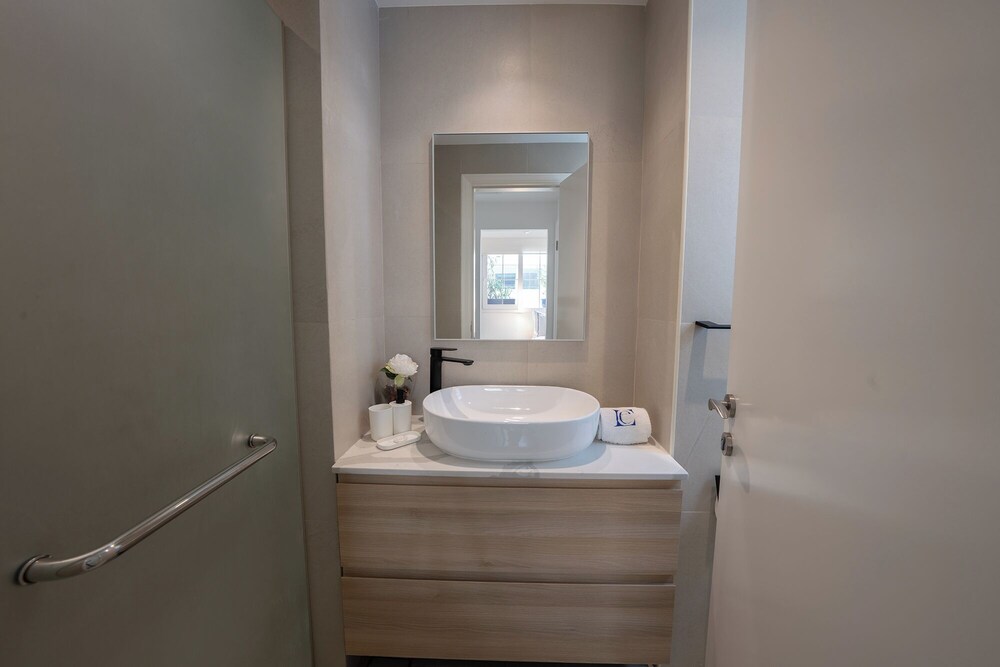 Luxury Short Term Stay 2BHK plus Maids - RANCHES