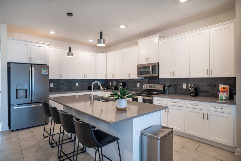 6BR Luxury Pool Home Near Disney Champions